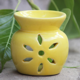 Material: Ceramic Mode: Candle Height: 4 inch Width: 3.5 inch MOQ: 48pcs